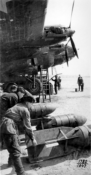 Пе-8 4АМ-35А № 42107 бортовой номер красная «4» (выпуска 1942 года)